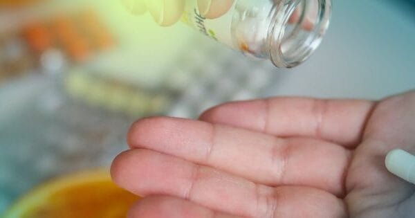 a ahnd holding pills capsule